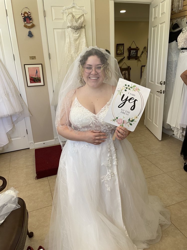 Plus size bride holding a yes sign in her wedding dress - Strictly Weddings Phoenix AZ